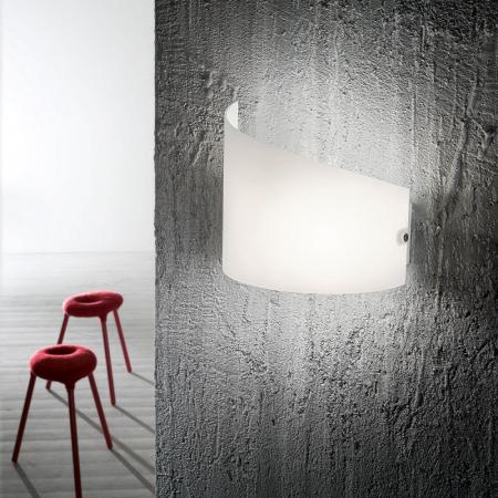 Moa Wandleuchte mit gewölbtem satiniertem Glasschirm in Weiss Fabas Luce